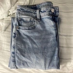 Like new light denim jeans. American Eagle stretch jeans in size 0 extra long!